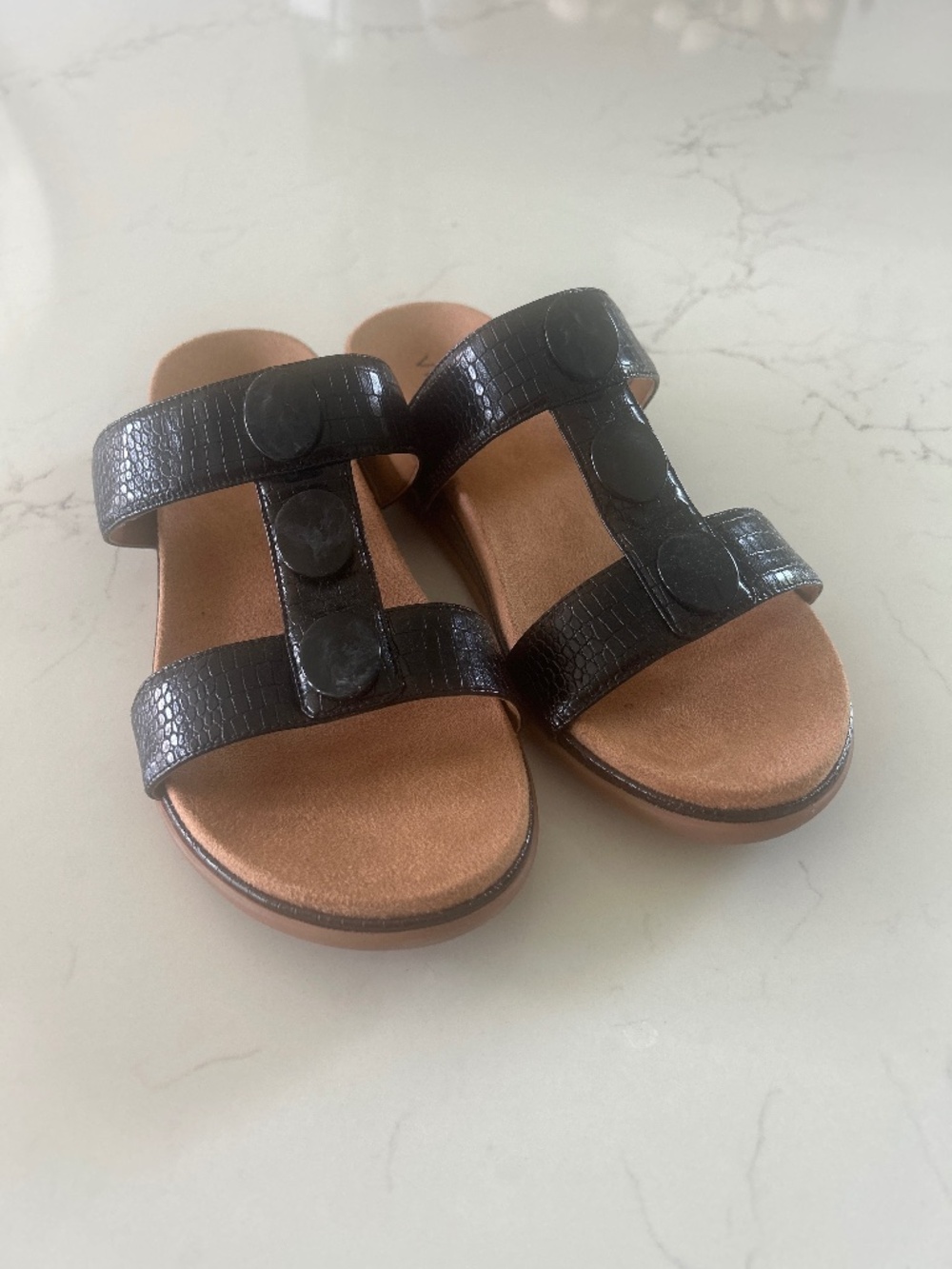 Vionic orthopedic sandals with cushioned footbed & textured straps. Like new!!!